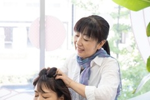 椅子スタイルのヘッドケア　頭ほぐし ひと息— 忙しい合間にさっと整う“脳のリセット” —